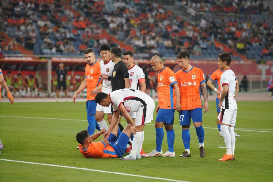 [图]蓉城3-1泰山进8强 罗慕洛轻易球双响黄政宇送点